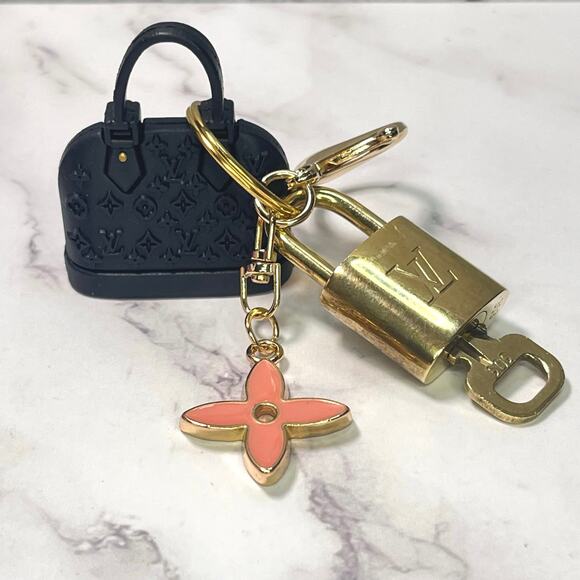 Louis Vuitton Lock & Key #303 w/ a Mini Fashion Handbag Keychain & Fleur Charm - Picture 1 of 5